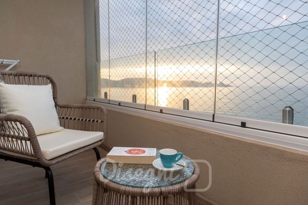 Disegni 15 · Primera línea – Vista mar y descanso
