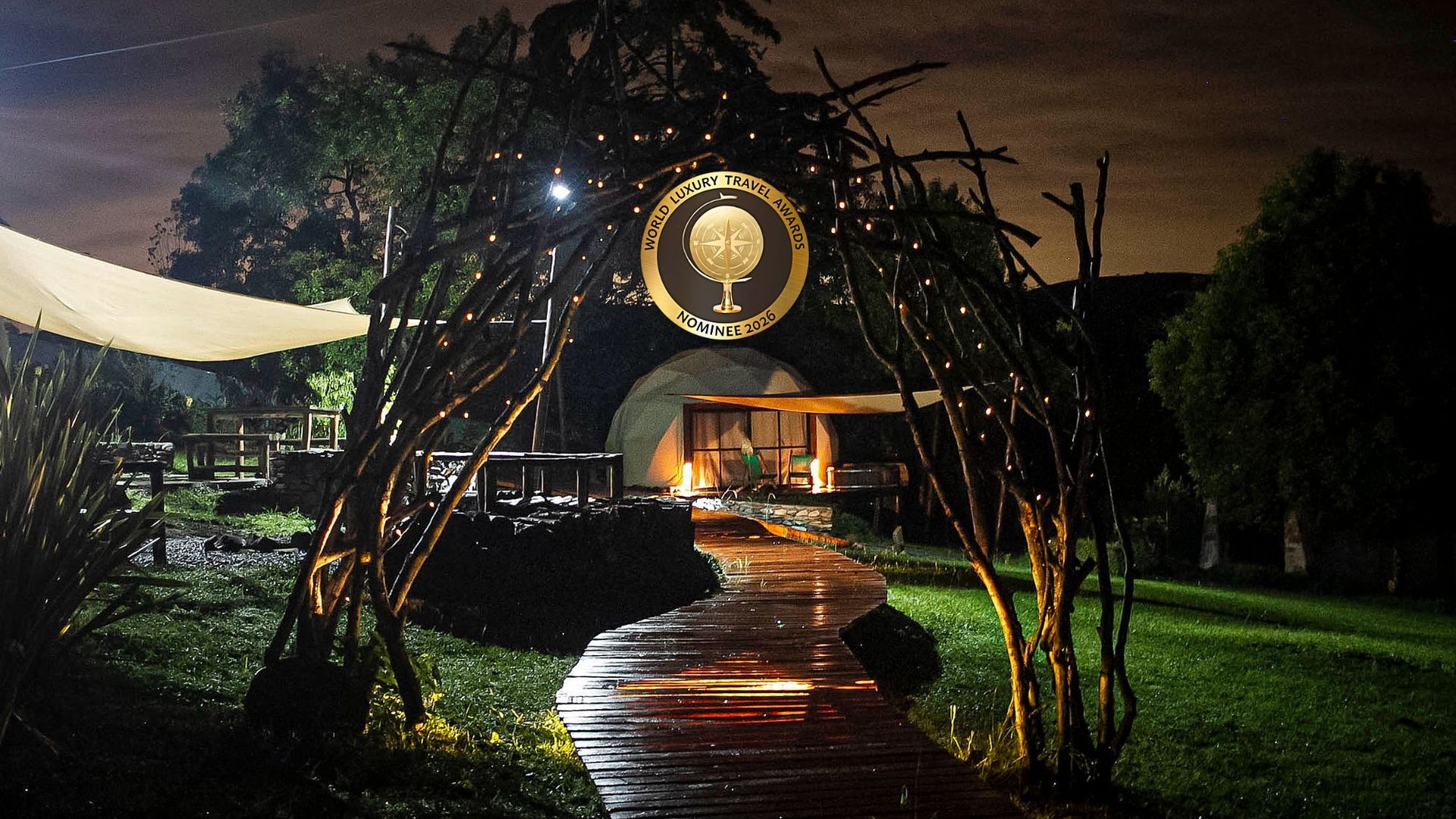 VISTA MÁGICA DEL DOMO WAYRA Y RAMPAS ILUMINADAS ACCESIBLES