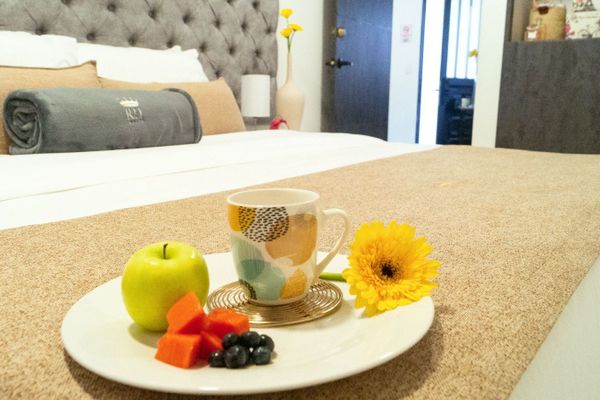 Los tonos suaves y relajantes de la decoración te invitan al estado de tranquilidad desde el momento en que abres los ojos. Te proporcionamos un ambiente acogedor y sofisticado, perfecto para relajarte después de un día explorando la capital bogotana