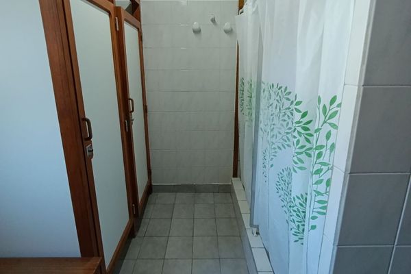 Cama en dormitorio mixto compartido