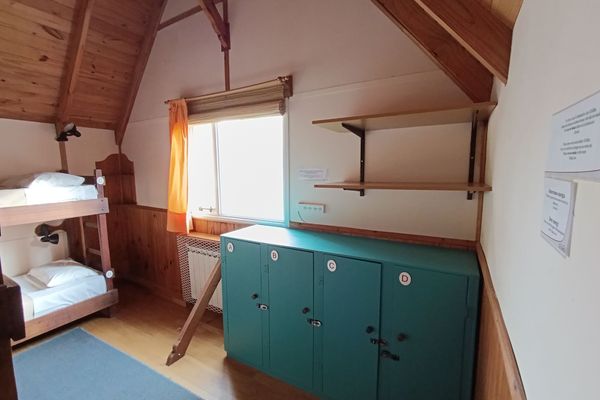 Cama en dormitorio mixto compartido