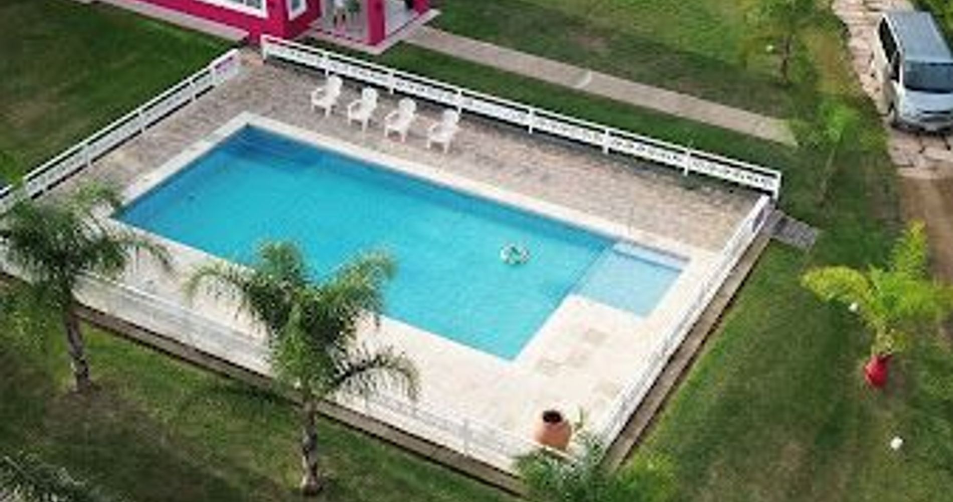 Piscina 12 metros de largo por 6 m de ancho con solarium en su alrededor.  
Profundidad desde 0.90 cm a 1.6 cm