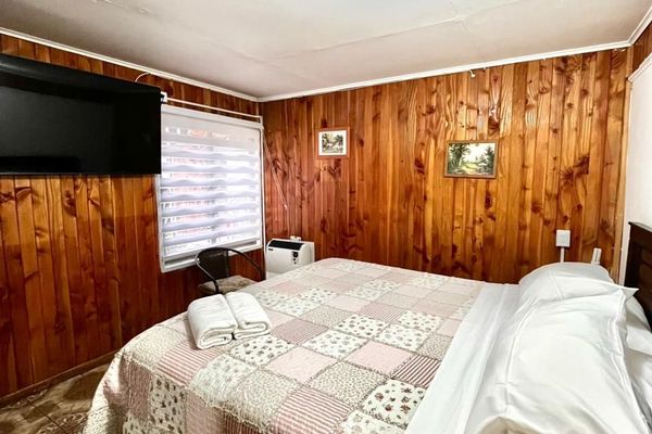 Habitación doble con cama king en baño privado