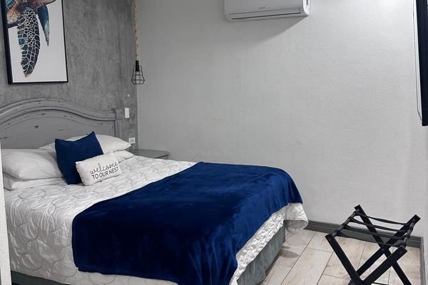 1 Queen bed / Smart Room