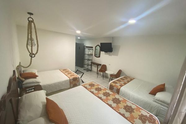 1 King Bed, 2 Queen Beds / Family Room