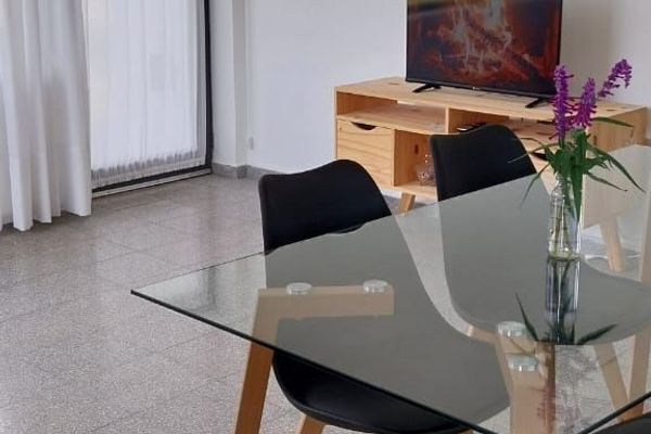 Comedor y televisor: Comedor equipado con TV y mesa, en un ambiente luminoso y confortable que invita al relax.