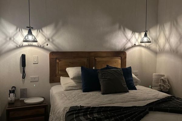 1 Queen bed / Smart Room
