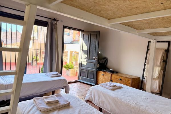 La habitación combina un ambiente espacioso con acceso directo a la terraza. Sus grandes aberturas permiten una excelente iluminación natural y una agradable sensación de amplitud