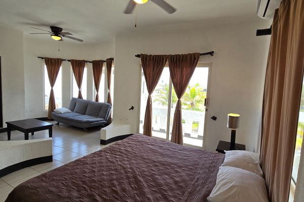 Villa con Balcón Superior