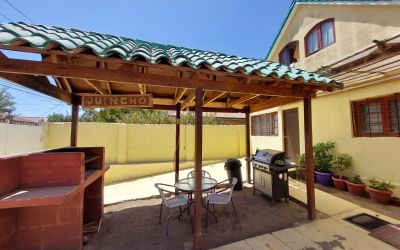 HostalSaltandPepper - Estacionamiento privado con cámaras de seguridad