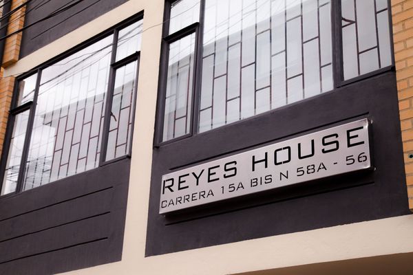 Descubre el privilegio de una ubicación estratégica en el corazón de Bogotá, la fachada moderna de Reyes House esta presente en un entorno urbano sofisticado. Explora la combinación perfecta que te espera detrás de estas puertas. 