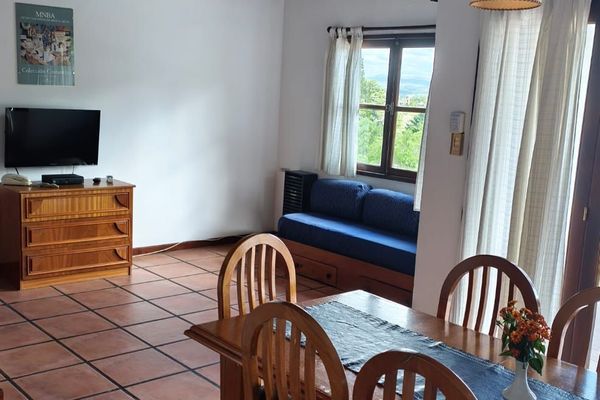 CABAÑA DE 2 DORMITORIOS, BAÑO Y TOILETTE - 1A. LÍNEA CON AIRE (con balcón terraza y vista al parque y las sierras)