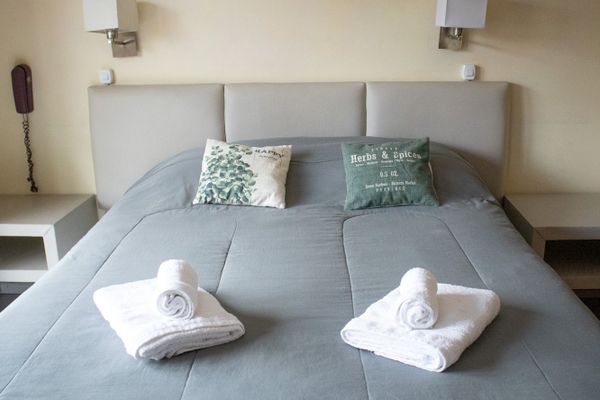 Doble Superior con Balcón a la Calle