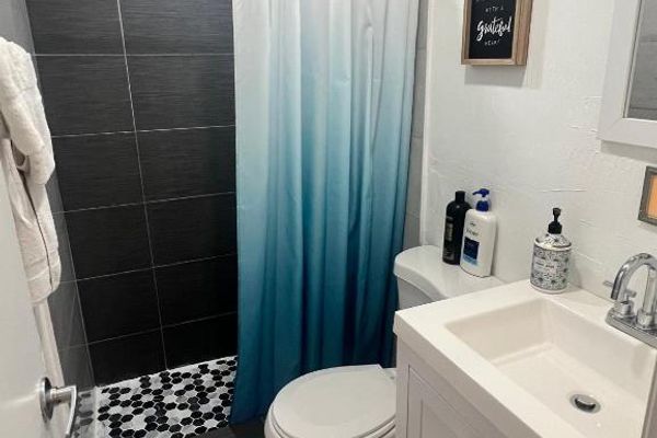 Habitación Doble Privada con cama grande y baño