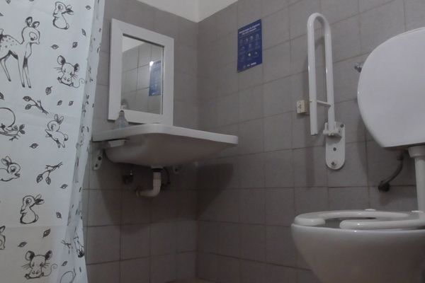 Cama en habitación cuádruple compartida con baño compartido