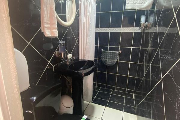 1 Queen Bed / Guest Room