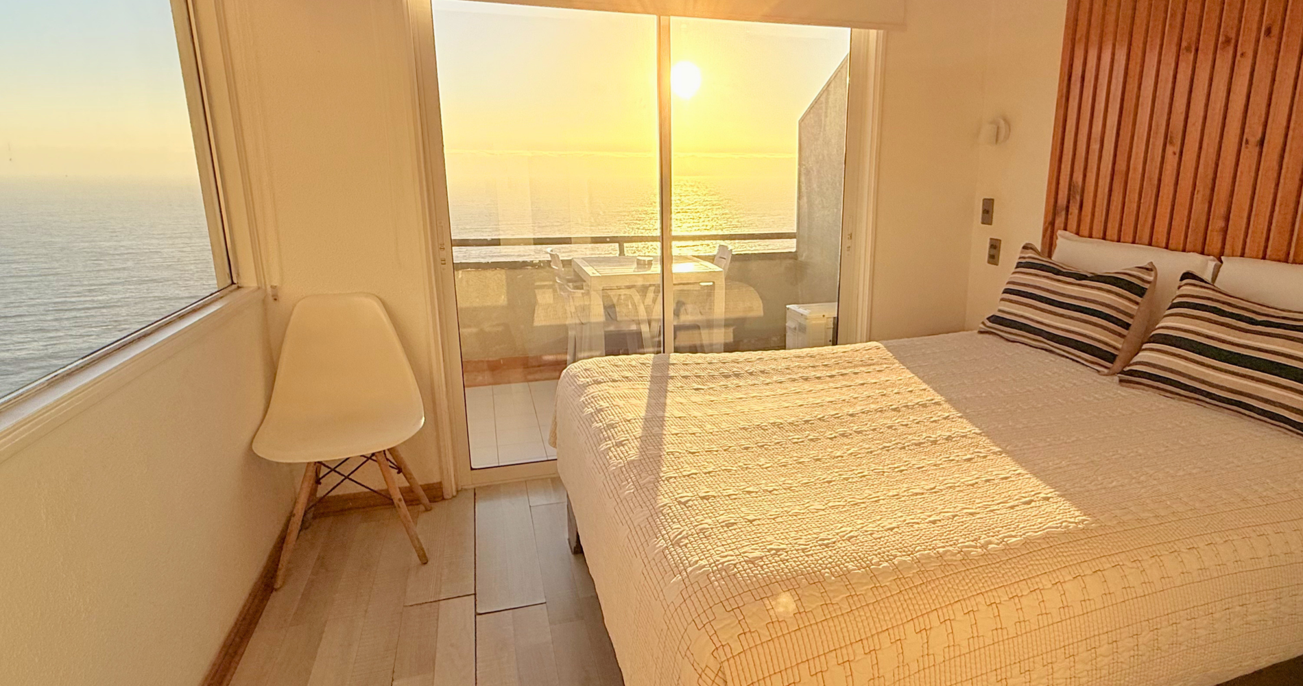 Habitación Estandar para dos, con balcón vista al mar y desayuno.
