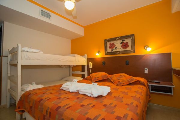 Habitación Cuádruple con cama matrimonial y cucheta