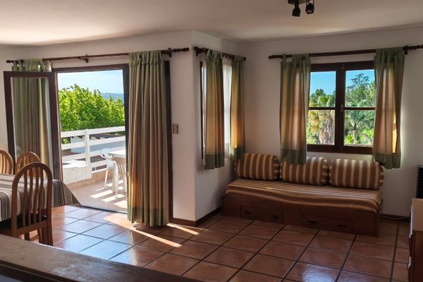 CABAÑA DE 2 DORMITORIOS, BAÑO Y TOILETTE (con balcón terraza y vista panorámica)