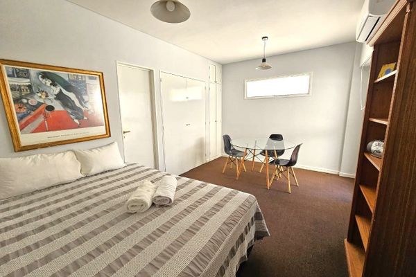 Monoambiente con pequeño patio privado sobre Avenida Santa Fe, Palermo [Edificio Mediterraneo]