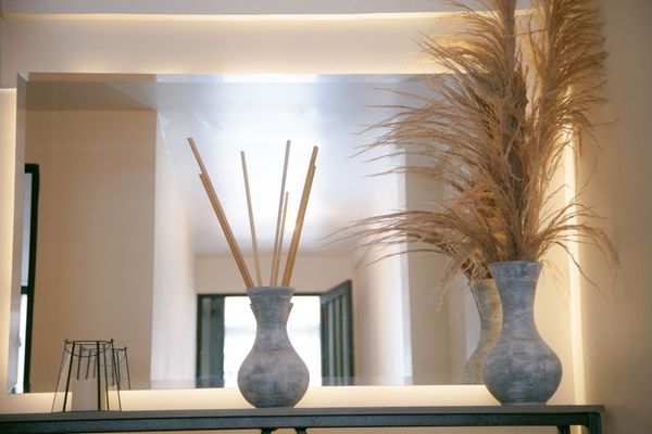 Nuestro recibidor, es mucho más que un área de paso. es un oasis de belleza y estilo que te invita a detenerte a admirar y capturar la esencia de tu estancia. Ven y descubre nuestro recibidor y captura tu visita en un imagen.