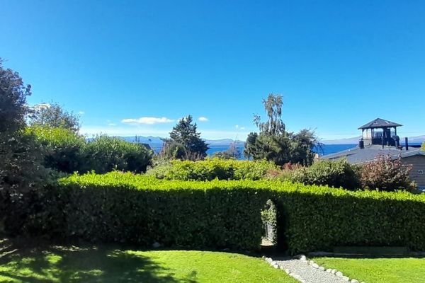 Departamento Jardín con Vista al Lago