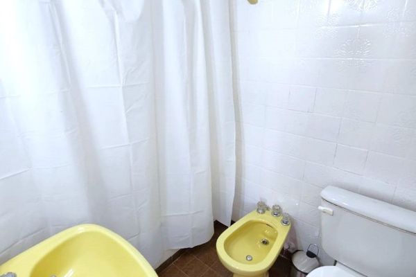 Monoambiente con pequeño patio privado sobre Avenida Santa Fe, Palermo [Edificio Mediterraneo]