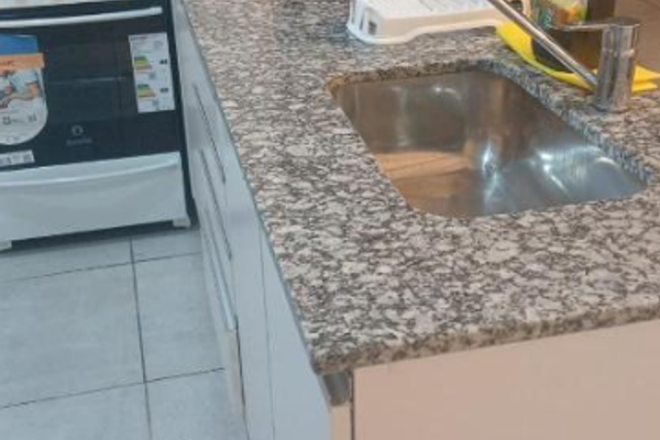 Maravilloso departamento en calle Venezuela con balcón