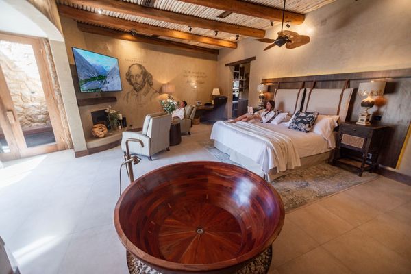 Grand Suite: E. Hemingway - W. Shakespeare