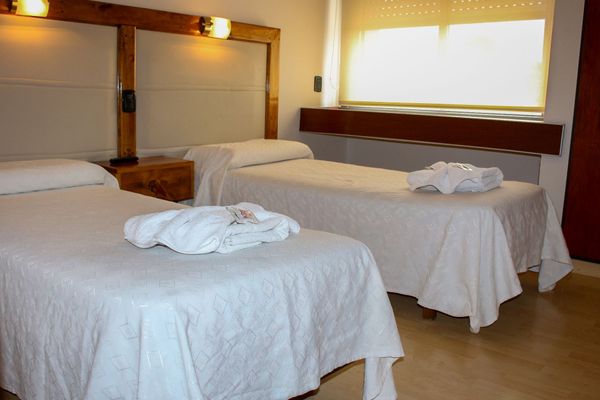 Departamento para 5 personas con cama matrimonial en una habitación y en la otra habitación 2 cama y una cama en el haal