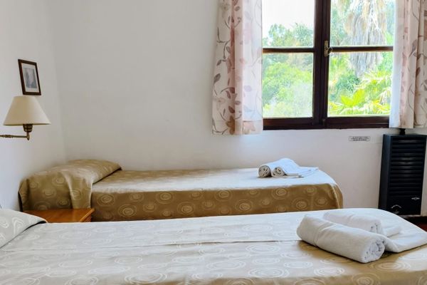 CABAÑA DE 2 DORMITORIOS Y 2 BAÑOS -1A. LÍNEA CON AIRE (con balcón terraza y vista al parque y a las sierras)