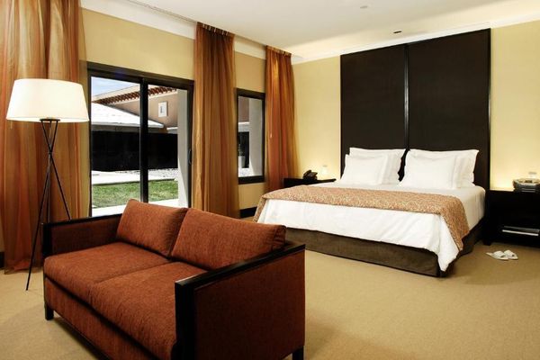 Habitación Superior con cama extragrande con vista al jardin