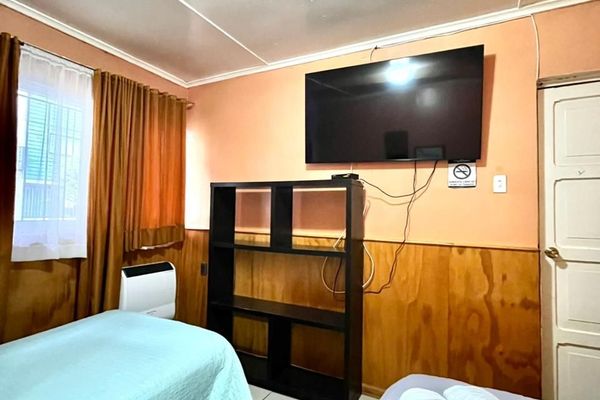 Habitación triple con baño privado fuera de la habitación