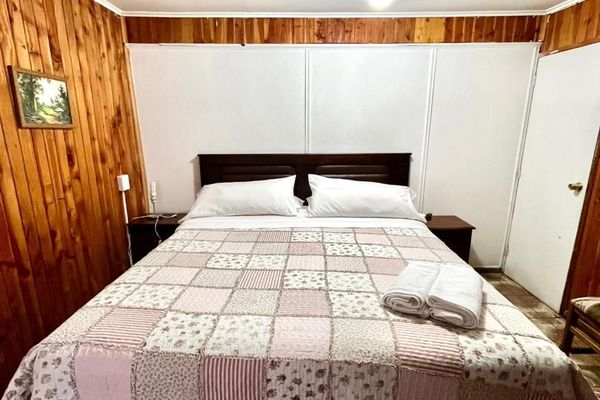 Habitación doble con cama king en baño privado