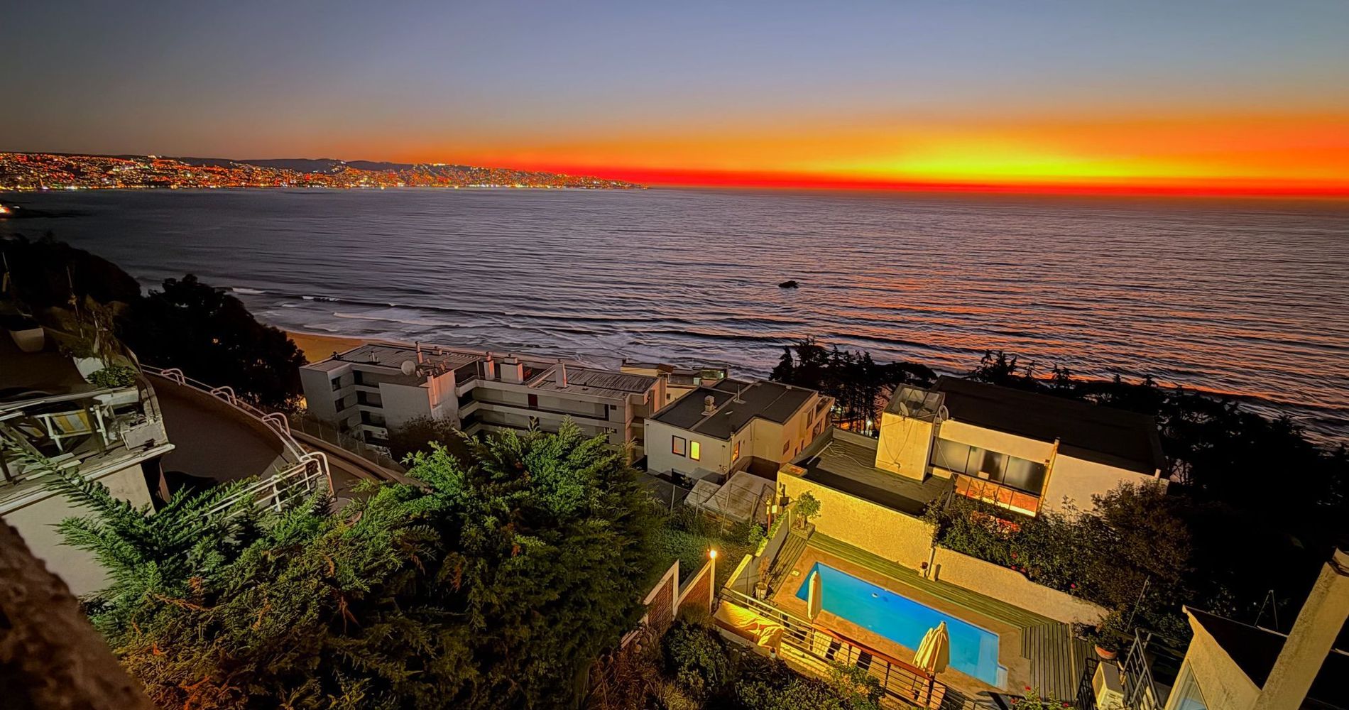 Atardecer, piscina y muy linda vista al mar.