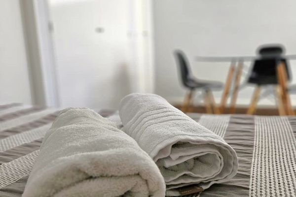 Monoambiente con pequeño patio privado sobre Avenida Santa Fe, Palermo [Edificio Mediterraneo]