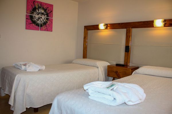 DEPARTAMENTO PARA 5 PERSONAS CON CAMA MATRIMONIAL EN UNA HABITACION Y EN LA OTRA HABITACION 2 CAMAS Y 1 EN EL HAAL