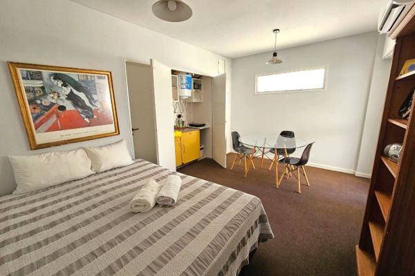 Monoambiente con pequeño patio privado sobre Avenida Santa Fe, Palermo [Edificio Mediterraneo]