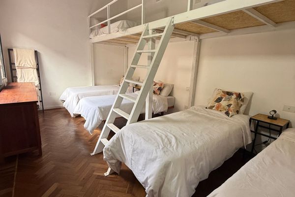 La habitación ofrece una excelente combinación de amplitud, luminosidad y funcionalidad. El entrepiso suma una cama adicional, aprovechando al máximo el espacio sin perder confort.