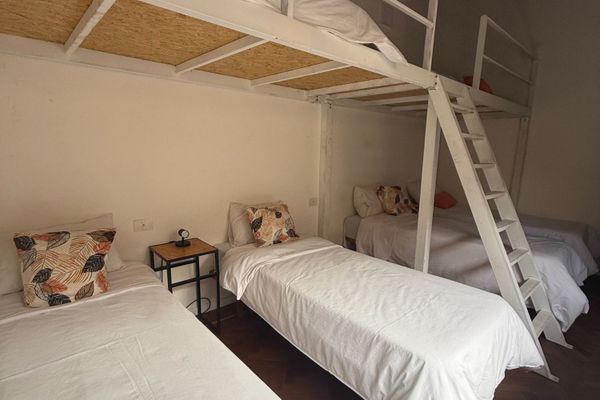 Cama en Habitación MIXTA (6 pers.) 1 | Espacio compartido cálido y sereno
