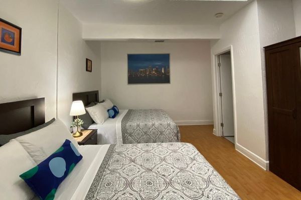 Habitación Doble Privada con cama grande y baño