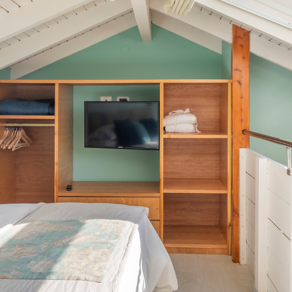 BANDURRIA
La cabaña Suite ofrece un gran ambiente integrado con increíbles vistas al lago.