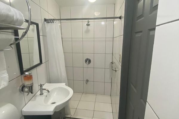 1 Queen Bed / Guest Room