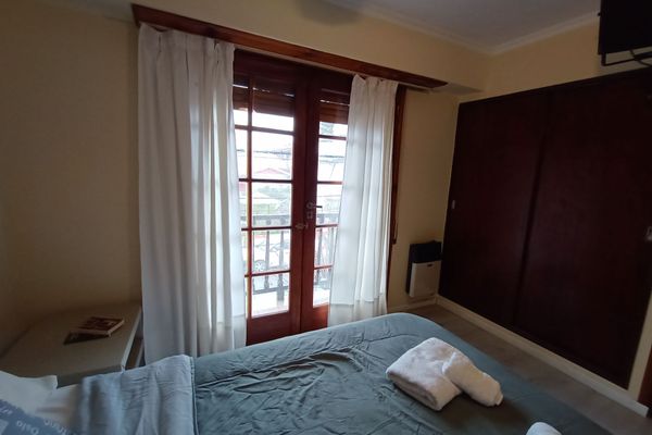 Doble Superior con Balcón a la Calle