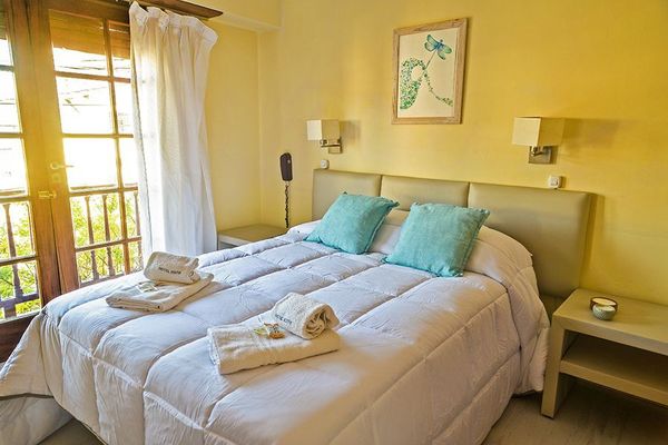 Doble Superior con Balcón a la Calle