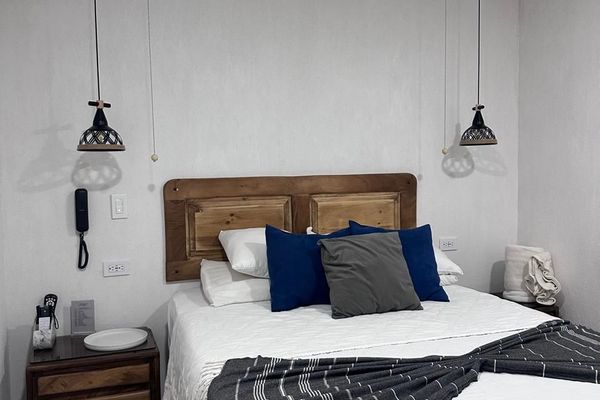 1 Queen bed / Smart Room