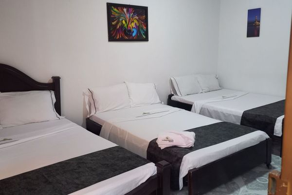 HABITACIÓN TRES CAMAS CON AIRE