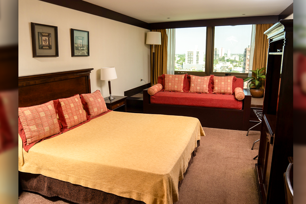 Habitación con cama matrimonial y sofá bed en hotel 4 estrellas en Resistencia Chaco
