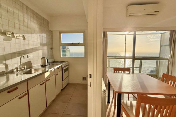 Departamento de 1 ambiente superior vista lateral al mar