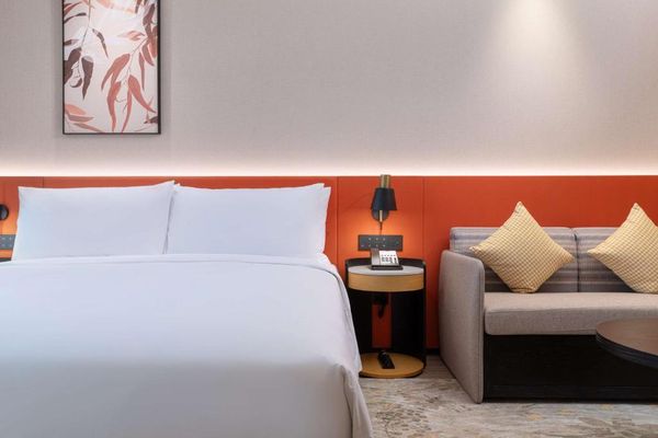 Habitación con cama extragrande y sofá cama